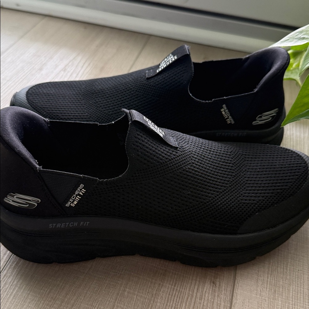 Skechers Women’s Martha Stewart Black slim fit Slip Ons Size 10 EUC and so comfy - Picture 3 of 3